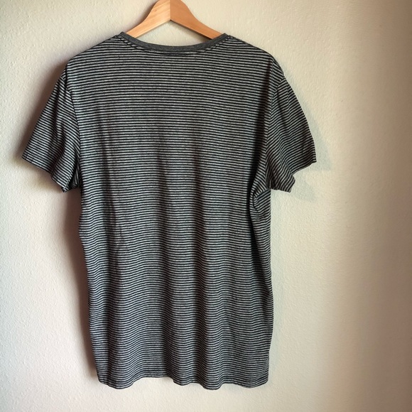 Men’s American Eagle seriously soft v-neck tee - Picture 2 of 3